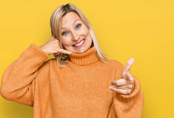 Mulher Caucasiana Meia Idade Vestindo Camisola Inverno Casual Sorrindo Fazendo — Fotografia de Stock