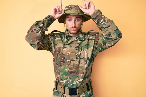 Joven Hombre Caucásico Vistiendo Uniforme Camuflaje Ejército Haciendo Gesto Divertido — Foto de Stock