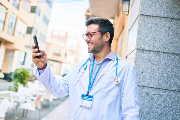 Mladý Pohledný Hispánský Lékař Uniformě Stetoskop Úsměv Šťastný Stojící Úsměvem — Stock fotografie