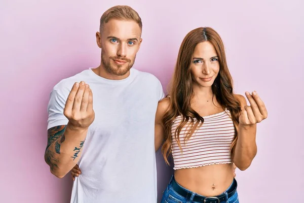 Casal Jovem Namorada Namorado Abraçando Juntos Fazendo Gesto Dinheiro Com — Fotografia de Stock