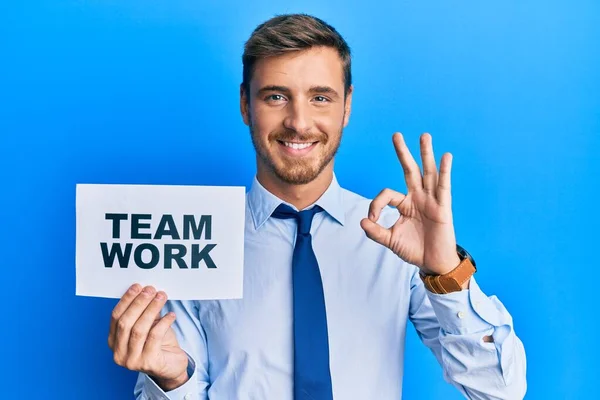 Bonito Homem Negócios Caucasiano Segurando Banner Trabalho Equipe Fazendo Sinal — Fotografia de Stock