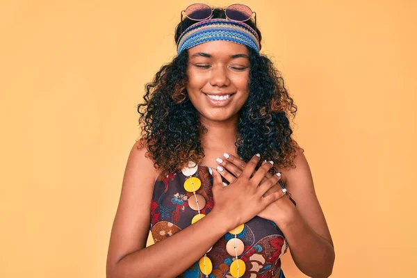 Junge Afroamerikanerin Bohemian Hippie Manier Lächelnd Mit Den Händen Auf — Stockfoto