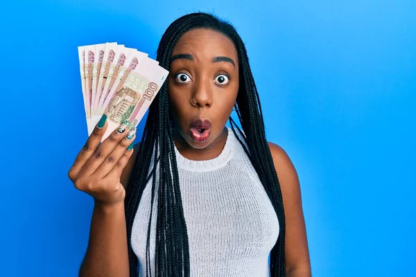 Mujer Afroamericana Joven Sosteniendo Billetes Rusos 100 Rublos Asustada Sorprendida — Foto de Stock