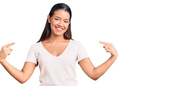 Joven Hermosa Chica Latina Con Camiseta Blanca Casual Mirando Confiado — Foto de Stock