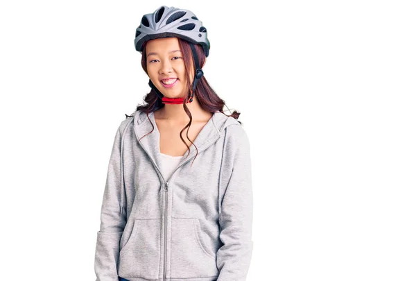 年轻美丽的中国姑娘戴着自行车头盔 面带微笑 面带微笑 面带微笑 面带微笑 — 图库照片