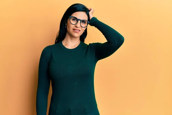 Ung Kaukasisk Kvinna Casual Kläder Och Glasögon Förvirra Och Undrar — Stockfoto