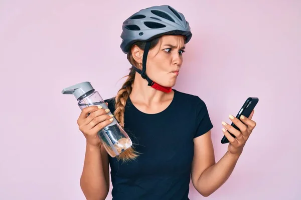 Schöne Kaukasische Frau Mit Fahrradhelm Schaut Aufs Smartphone Und Macht — Stockfoto