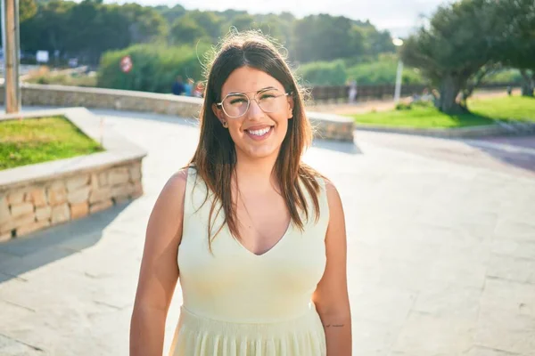 Jovem Mulher Bonita Sorrindo Feliz Com Sorriso Rosto Olhando Para — Fotografia de Stock