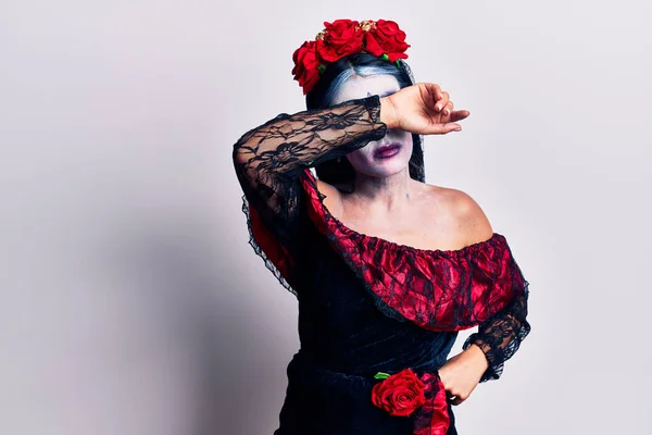 Jeune Femme Portant Jour Mexicain Maquillage Mort Couvrant Les Yeux — Photo