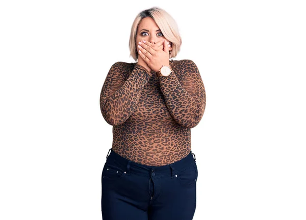 Ung Blond Storlek Kvinna Bär Casual Leopard Shirt Chockad Täcker — Stockfoto