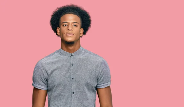 Hombre Afroamericano Con Pelo Afro Vistiendo Ropa Casual Relajado Con —  Fotos de Stock