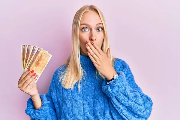 Jovencita Rubia Sosteniendo 100 Billetes Noruegos Que Cubren Boca Con — Foto de Stock
