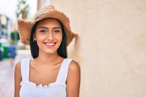 Jeune Fille Latine Portant Style Été Souriant Heureux Appuyé Sur — Photo