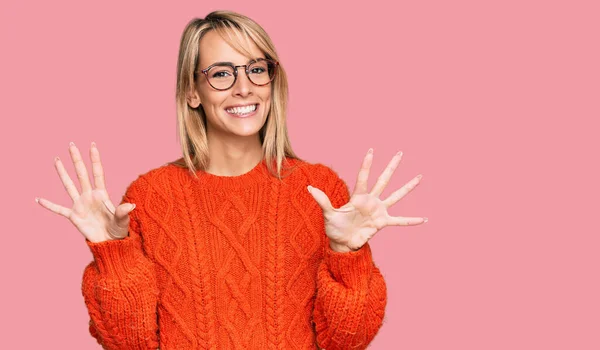 Schöne Blonde Frau Trägt Lässige Kleidung Und Brille Und Zeigt — Stockfoto