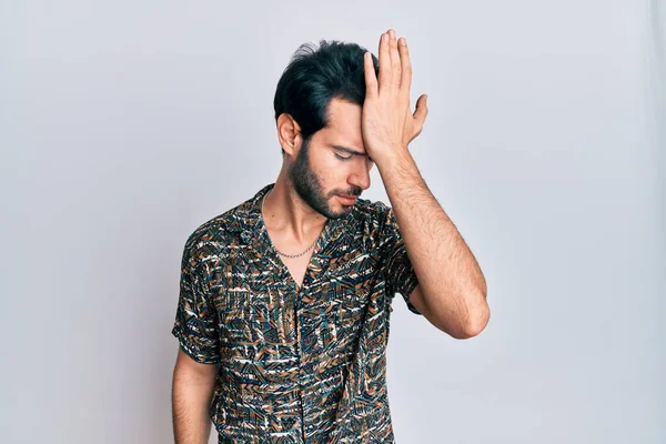 Mladý Hispánec Elegantní Letní Košili Překvapen Rukou Hlavě Omylem Vzpomeňte — Stock fotografie