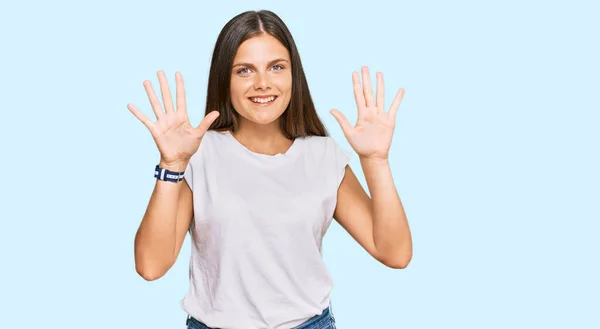 Młoda Kaukaska Kobieta Luźnej Białej Koszuli Pokazuje Wskazuje Palcem Numer — Zdjęcie stockowe