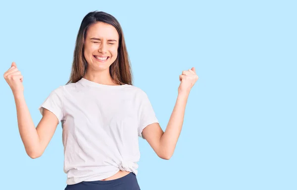 Menina Bonita Nova Vestindo Camisa Casual Muito Feliz Animado Fazendo — Fotografia de Stock