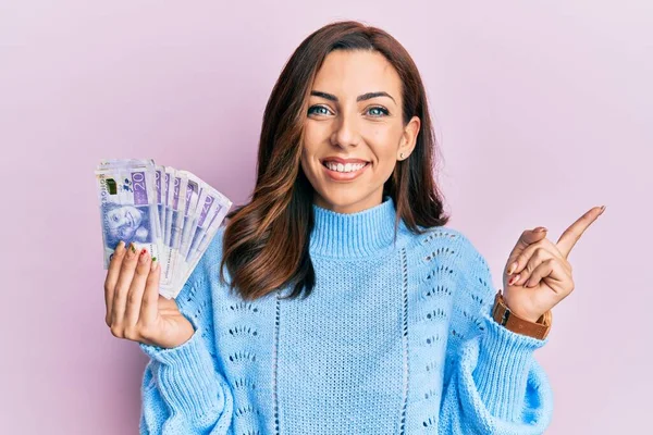 Jovem Morena Segurando Notas Coroa Suecas Sorrindo Feliz Apontando Com — Fotografia de Stock