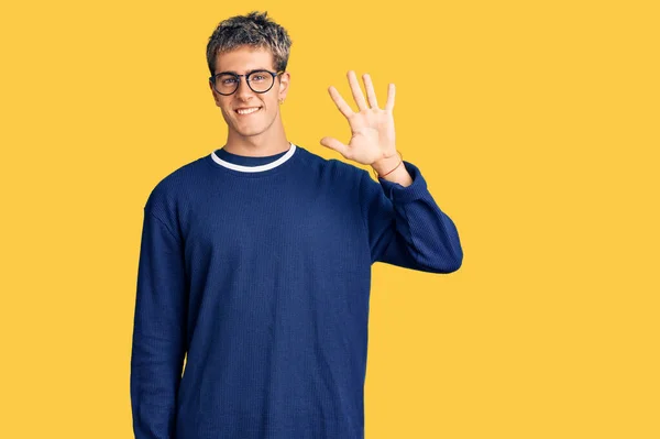 Mladý Pohledný Muž Sobě Ležérní Oblečení Brýle Ukazuje Ukazuje Prsty — Stock fotografie