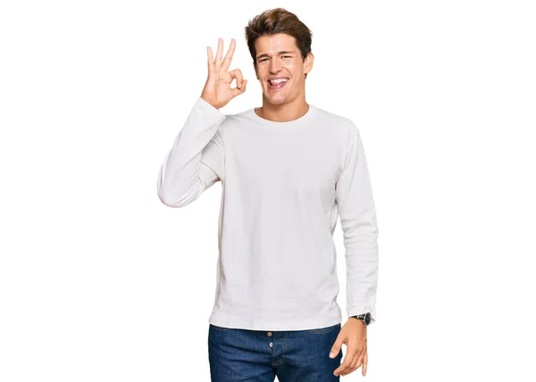 Knappe Blanke Man Met Casual Witte Trui Een Glimlachende Positieve — Stockfoto