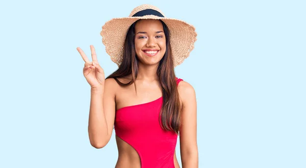 Menina Latina Bonita Nova Vestindo Roupa Banho Chapéu Verão Mostrando — Fotografia de Stock