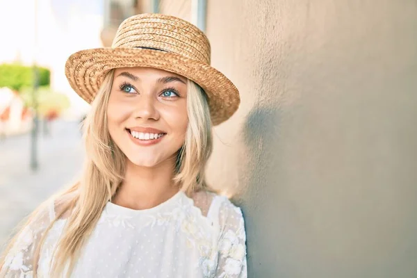Jovem Caucasiano Menina Turística Sorrindo Feliz Inclinando Parede Rua Cidade — Fotografia de Stock