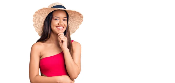 Jong Mooi Latijn Meisje Draagt Zwemkleding Zomerhoed Kijken Zelfverzekerd Naar — Stockfoto