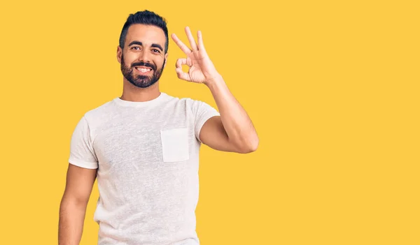 Jovem Hispânico Vestindo Roupas Casuais Sorrindo Positivo Fazendo Sinal Com — Fotografia de Stock