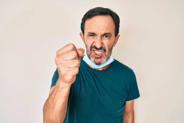 Hombre Hispano Mediana Edad Con Máscara Médica Cuello Molesto Frustrado —  Fotos de Stock