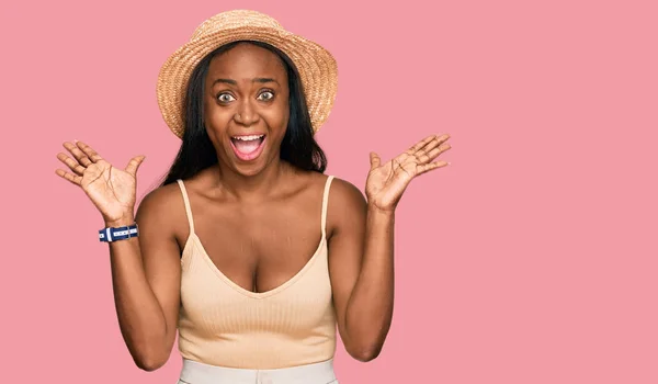 Genç Siyah Kadın Yaz Şapkası Takıp Çılgınlığı Kutluyor Başarıya Hayret — Stok fotoğraf