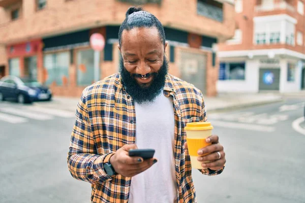 Afroamerikansk Man Med Skägg Med Hjälp Smartphone Skriva Och Sms — Stockfoto