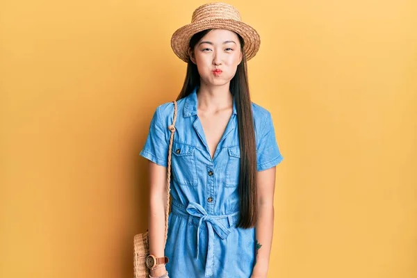 Νεαρή Κινέζα Που Φοράει Καλοκαιρινό Καπέλο Φουσκώνει Μάγουλα Αστείο Πρόσωπο — Φωτογραφία Αρχείου
