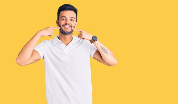 Homem Hispânico Bonito Jovem Vestindo Roupas Casuais Sorrindo Alegre Mostrando — Fotografia de Stock