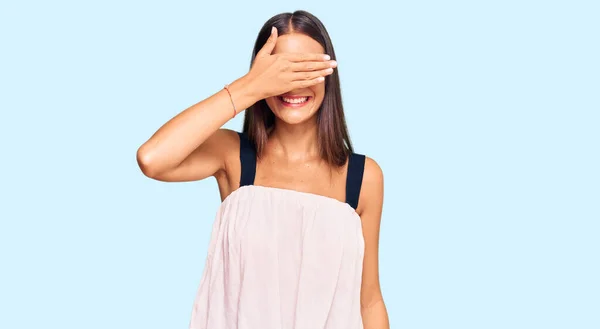 Mujer Hispana Joven Vistiendo Ropa Casual Sonriendo Riendo Con Mano — Foto de Stock