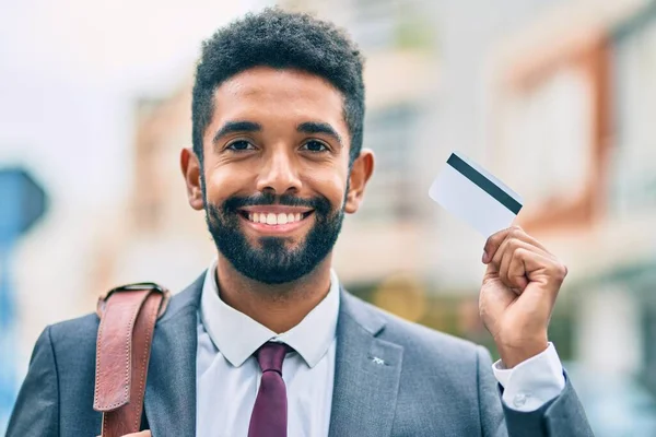 Jovem Empresário Afro Americano Sorrindo Feliz Segurando Cartão Crédito Cidade — Fotografia de Stock