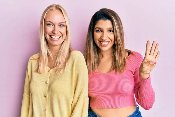 Twee Vrienden Staan Samen Roze Achtergrond Tonen Wijzen Omhoog Met — Stockfoto