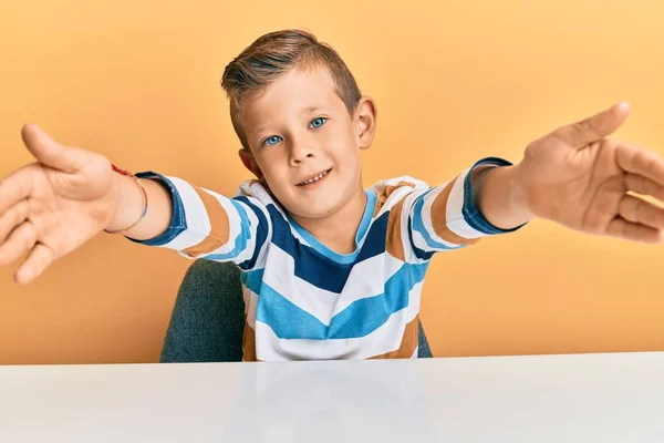 Entzückendes Kaukasisches Kind Lässiger Kleidung Das Auf Dem Tisch Sitzt — Stockfoto