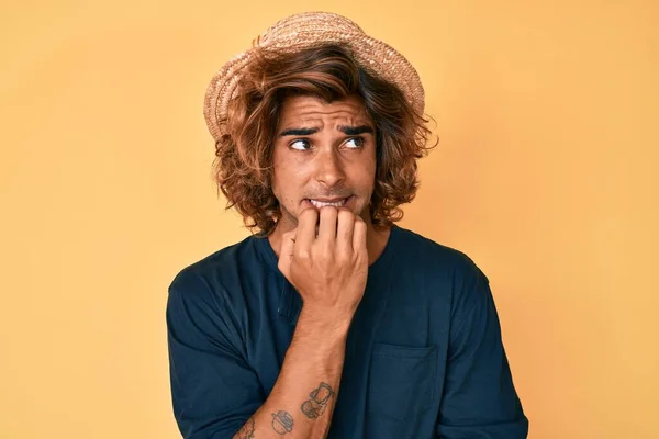 Homem Hispânico Jovem Usando Chapéu Verão Olhando Estressado Nervoso Com — Fotografia de Stock