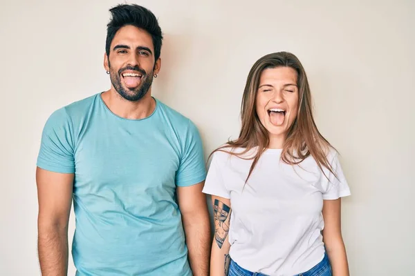 Schöne Junge Paar Von Freund Und Freundin Zusammen Streckt Zunge — Stockfoto