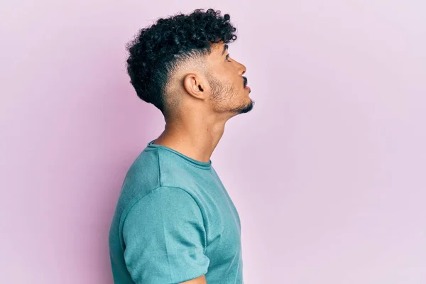 Jovem Árabe Bonito Homem Vestindo Roupas Casuais Olhando Para Lado — Fotografia de Stock