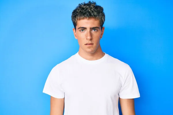 Joven Hombre Guapo Con Camiseta Blanca Casual Con Expresión Seria — Foto de Stock