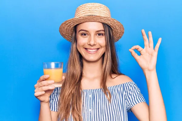 Giovane Bella Ragazza Che Indossa Cappello Estivo Bere Bicchiere Succo — Foto Stock