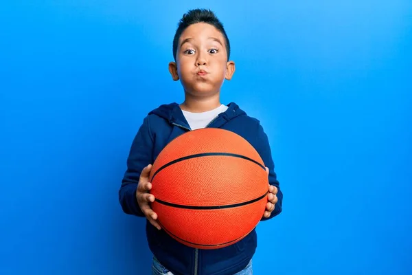 Een Klein Latijns Amerikaans Jongetje Dat Basketbalballen Wangen Houdt Mond — Stockfoto