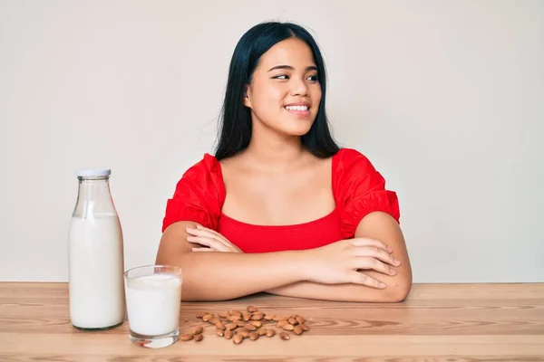 Ung Asiatisk Flicka Som Dricker Hälsosam Mandelmjölk Tittar Sidan Slappna — Stockfoto
