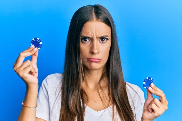 Junge Hispanische Frau Die Pokerchips Der Hand Hält Ist Skeptisch — Stockfoto