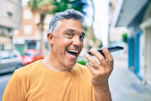 Medelålders Gråhårig Man Ler Glad Prata Smartphone Gatan Staden — Stockfoto