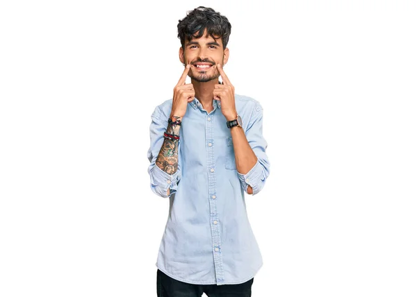 Jeune Homme Hispanique Portant Des Vêtements Décontractés Souriant Avec Bouche — Photo