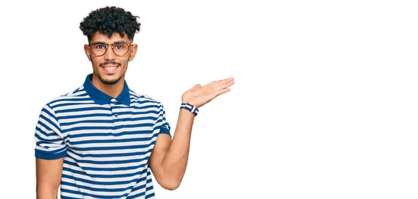 Joven Árabe Vestido Con Ropa Casual Gafas Sonriente Alegre Presentando — Foto de Stock