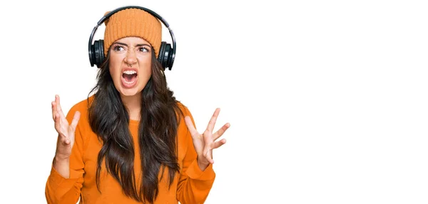 Schöne Brünette Junge Frau Hört Musik Mit Kopfhörern Verrückt Und — Stockfoto