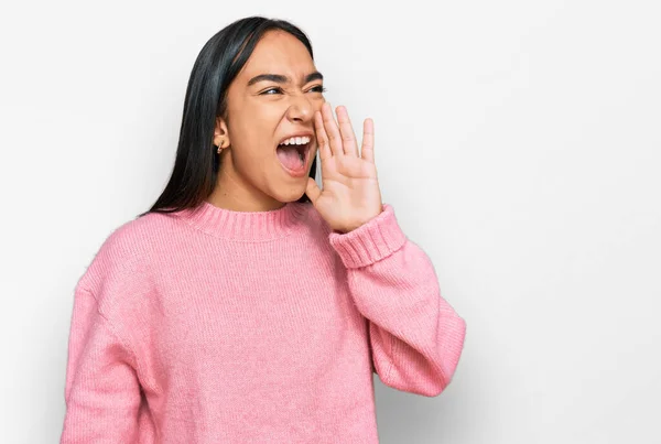 스웨터 아시아 여인은 소리를 지르며 소리를 질렀다 의사소통 — 스톡 사진